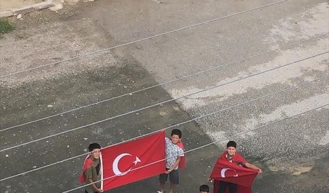 Tokat'ta 4 çocuk Türk bayrakları ile şehit türküsünü söyleyerek yürüdü