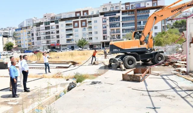 İzmir Çiğli’de kaçak yapının yerine yol ve park