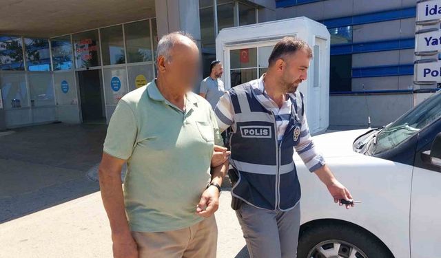 71 yaşındaki şahıs balkondaki eşine baktığı için hastane otoparkında bir kişiyi bıçakladı