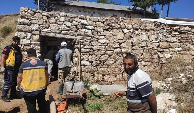 Ahırın çatısı çöktü, mahsur kalan bir kişi kurtarıldı