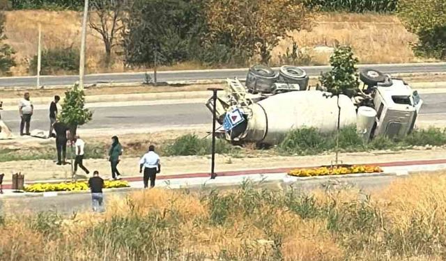 Ankara’da seyir halindeki beton mikseri devrildi