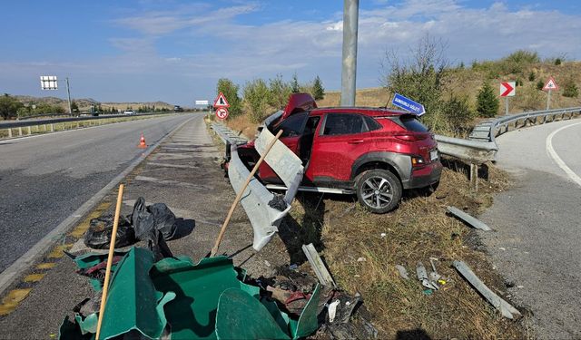 Sungurlu’da Direksiyon Hakimiyetini Kaybeden Cip Bariyerlere Çarptı