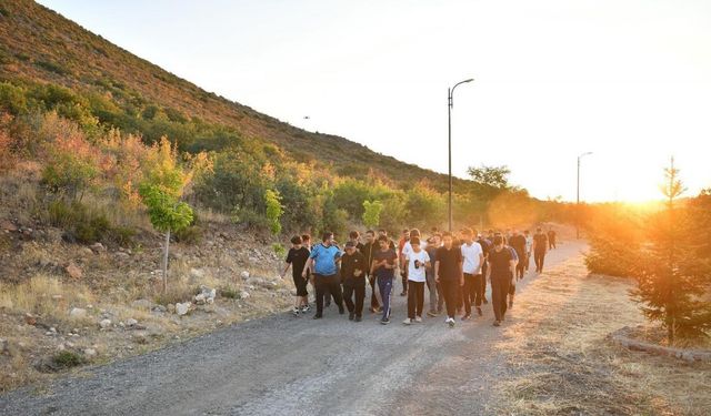 Başkan Büyükkılıç’tan Talas Gençlik Merkezi öğrencileriyle Ali Dağı’nda sabah sporu