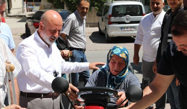 Başkan Çolakbayrakdar, engelli aileye akülü araç hediye etti