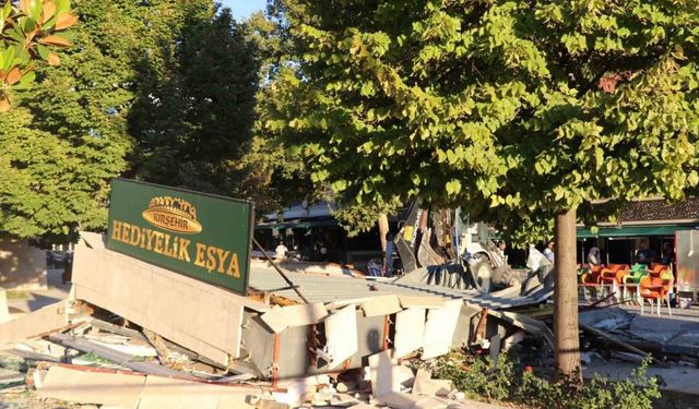 Belediye elektrik ve suyunu verdiği büfeyi ’kaçak’ diye yıktı