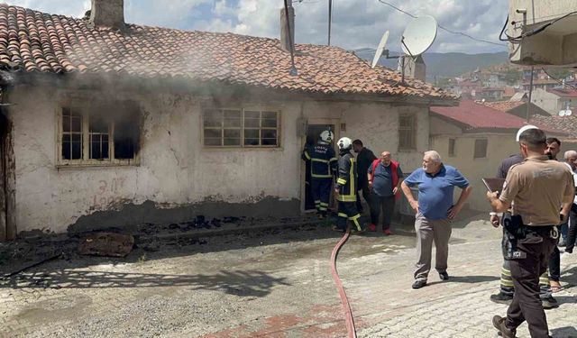 Boş evde çıkan yangın paniğe sebep oldu