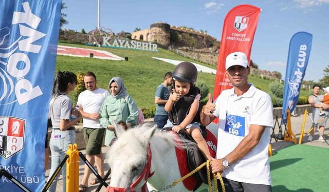 Çocuklar kayaşehir’de  ‘pony’ atlarına bindi