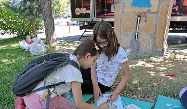 Çocuklar Talas’ın parklarında hem okuyor hem eğleniyor