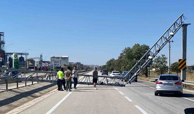 Damperi açık tır PTS direğini yıktı