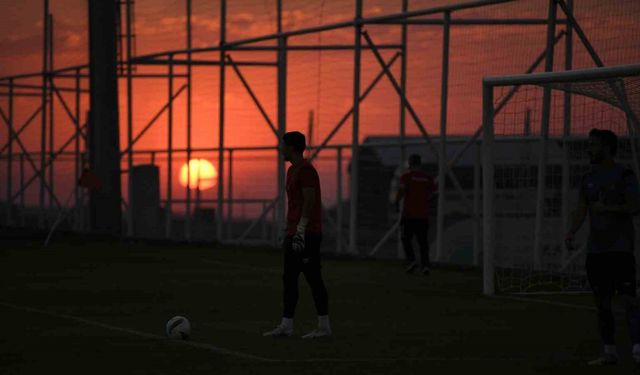 Erciyes’in muhteşem atmosferinde sabah, akşam kamp yapıyorlar