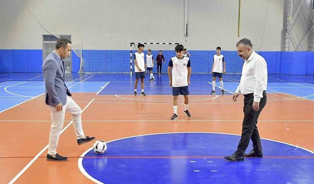 Futsal turnuvası il müdürlerinin vuruşuyla başladı