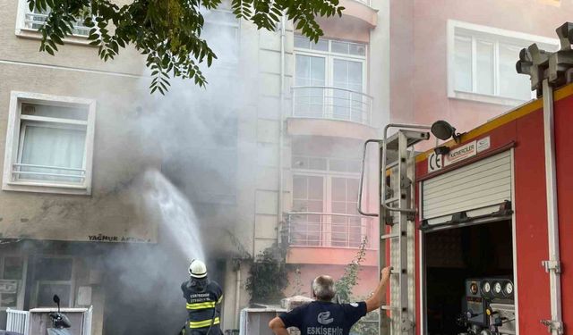 Garajda çıkan yangın sonrası araçlar kullanılamayacak hale geldi