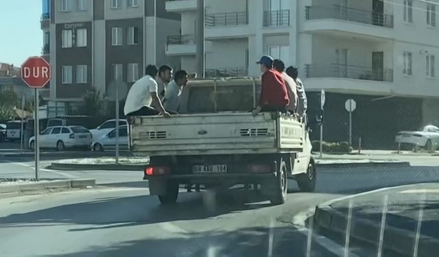 Kamyonet kasasında 6 kişinin tehlikeli yolculuğu kamerada