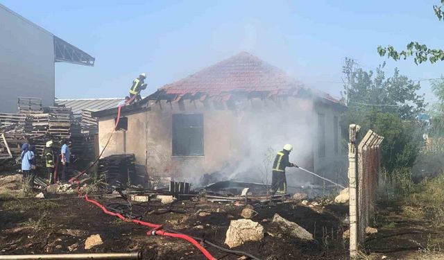 Karaman’da tutuşan kuru otlar müstakil evi yaktı