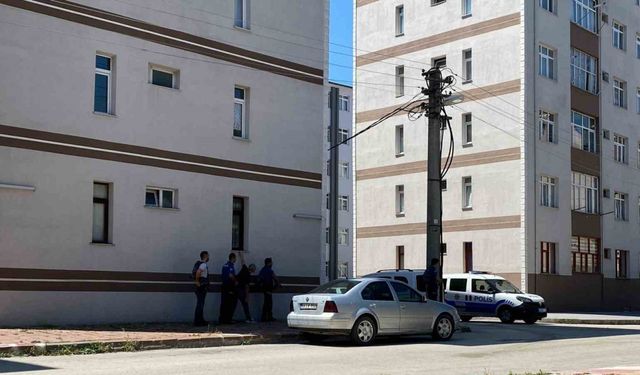 Kastamonu’da hareketli saatler, silahlı saldırgan dehşet saçtı: 2 polisi yaraladı, ailesini rehin aldı