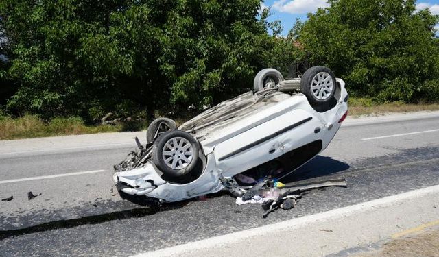 Kastamonu’da tırı sollamak isteyen otomobil, refüje çarparak taklalar attı: 4 yaralı