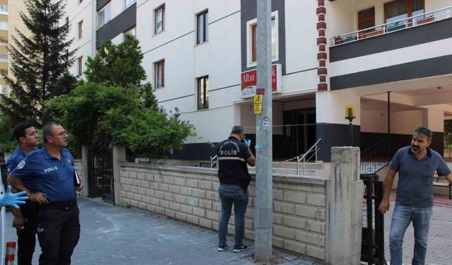 Kayseri’de 1 saat arayla apartmandan düşen 1’i kadın 2 kişi ağır yaralandı