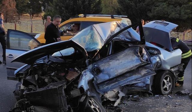 Konya’da tır ile çarpışan otomobildeki 2 kişi hayatını kaybetti