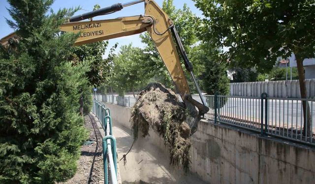 Melikgazi’de yağmur suyu kanallarında temizlik çalışması yapılıyor