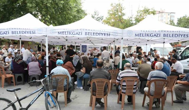 ’Mobil başkan’ Aydınlıkevler’e yeni proje müjdeleriyle gitti