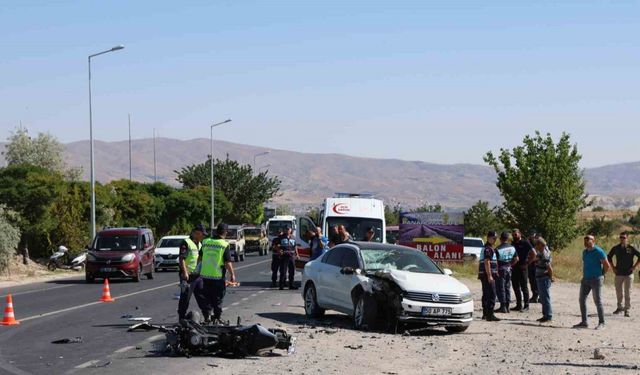 Motosiklet ile otomobil çarpıştı: 1 ölü