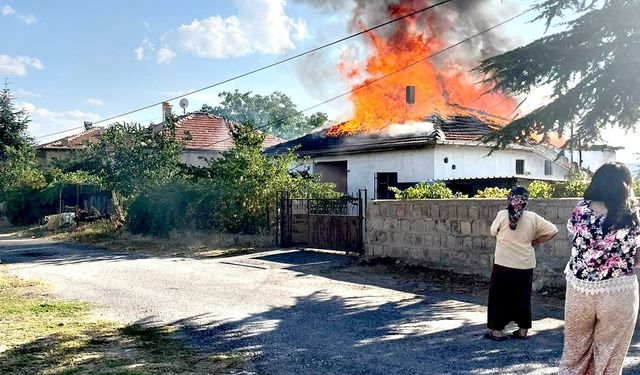 Müstakil ev yangında küle döndü