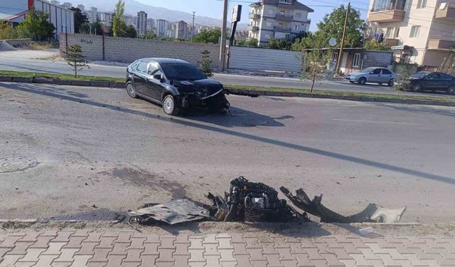 Önüne çıkan araca çarpmamak için direğe çarpan sürücü yaralandı