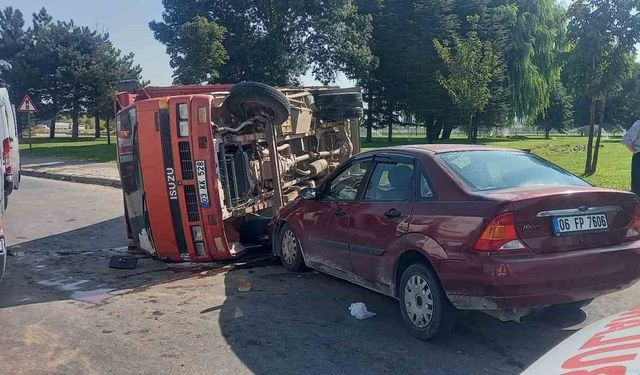 Otomobille kamyon çarpıştı: 6 yaralı