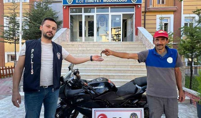 Polis çalıntı motosikleti bulup sahibine teslim etti