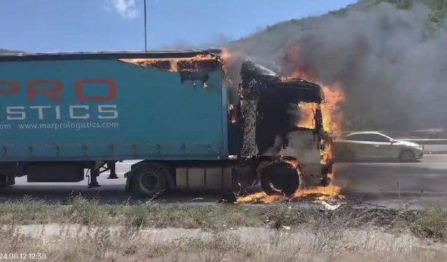 Samsun’da hurda kağıt yüklü tır alev alev yandı