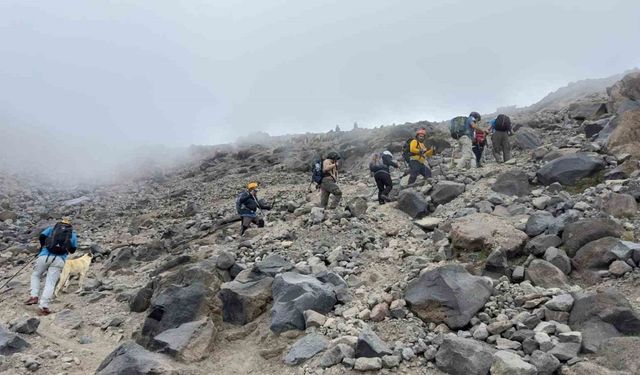 Ağrı Dağı Zirvesinde Ağustos Sürprizi: Kar ve Tipi!