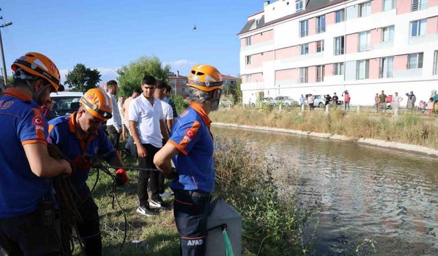 Suya düşen yabancı uyruklu çocuğu kurtaran şahıs akıntıya kapılarak kayboldu