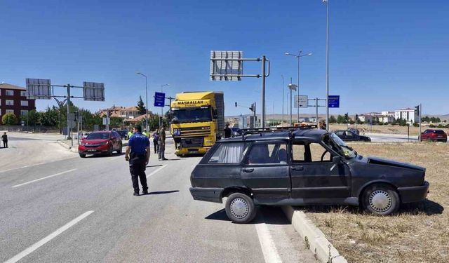 TIR’la çarpışan otomobil yaklaşık 50 metre sürüklendi