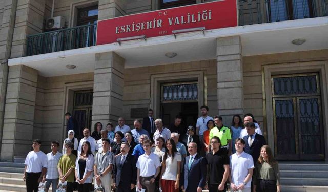 Vali Aksoy YKS’de ilk 100’e giren öğrencilere hediye takdim etti