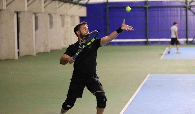 Yaz tenis turnuvası lansman maçlarıyla başladı