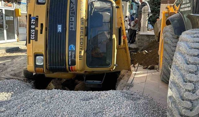 Yol göçtü kamyon çukura düştü