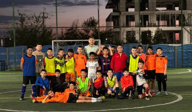 Yürüme zorluğu çekerken şimdi okul futbol takımına seçildi