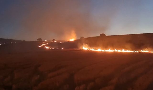 Çorum'da anız yangını felaketi! 6 bin saman balyası kül oldu