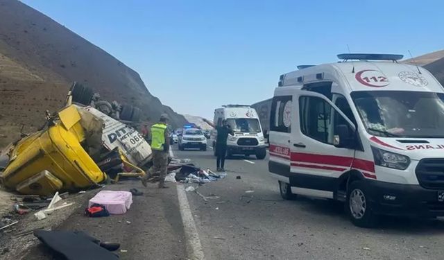 Erzincan’da feci kaza: Tır ile Otomobil çarpıştı, 4 kişi hayatını kaybetti