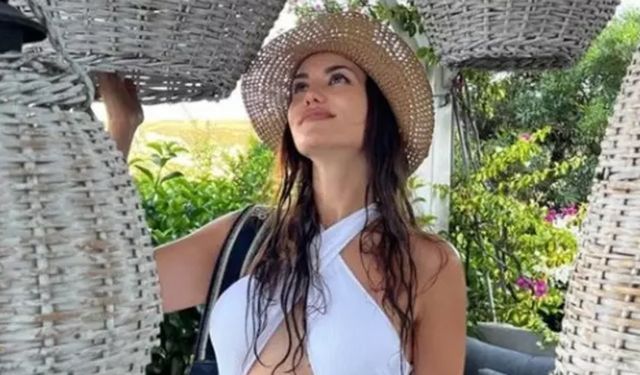 Fahriye Evcen'in beyaz mayolu pozlarına beğeni yağdı! İki çocuk annesi mi bu?