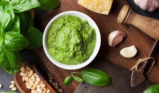 Bu tarifle lezzet garanti: Yemeklerinizi şölene dönüştürecek Pesto Sosun sırrı