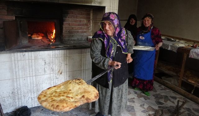 Tokat'ın bu köyünde asırlardır köyün ekmek ihtiyacı, kadınlar tarafından imece usulü hazırlanıyor