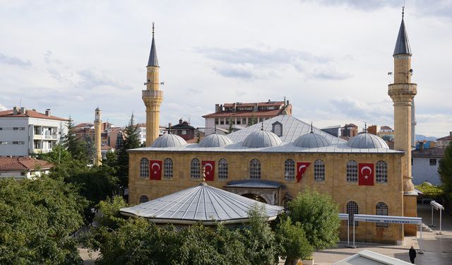 Ulu Cami bahçesinde büyük çevre düzenlemesi: Tarihi yapıya zarar veren ağaçlar kaldırılıyor