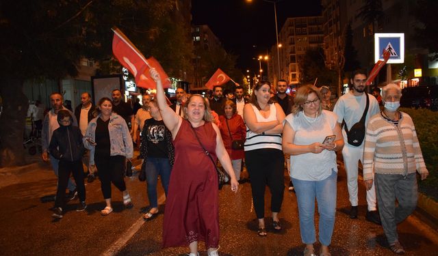 Çorum’da 30 Ağustos coşkusu: Yağmura rağmen yüzlerce kişi Atatürk anıtına yürüdü