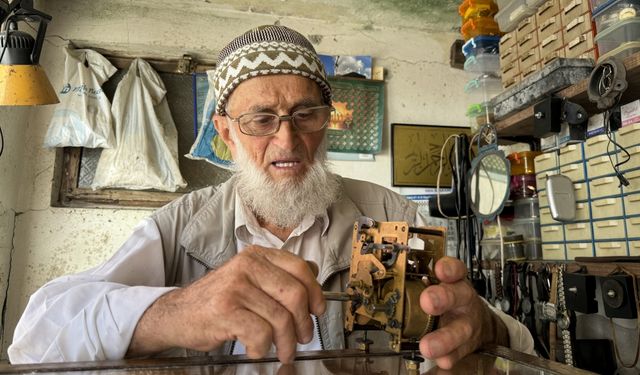 80 yaşında ilçedeki tek saat ustası, 30 yıldır kurmalı mekanizmayla çalışan saatlerin tamirini yapıyor