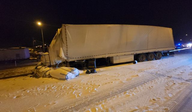 Amasya'da devrilen tırın sürücüsü yaralandı