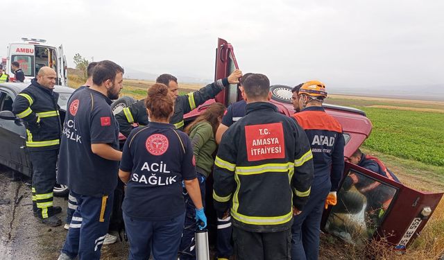 Amasya'da iki otomobilin çarpıştığı kazada 2 kişi öldü, 1 kişi yaralandı