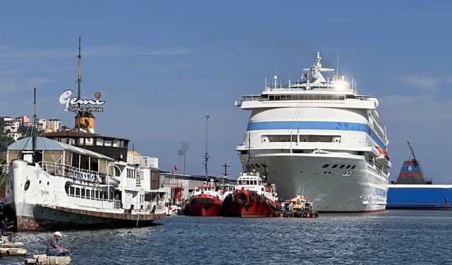 "Astoria Grande" kruvaziyeri Samsun Limanı'na demirledi