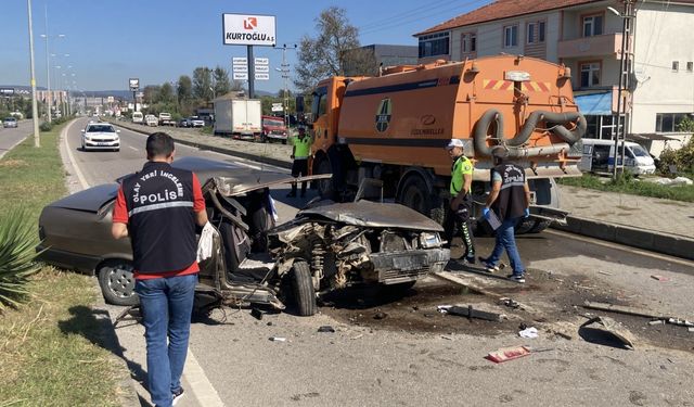 Bartın'da temizlik aracına çarpan otomobilin sürücüsü ağır yaralandı