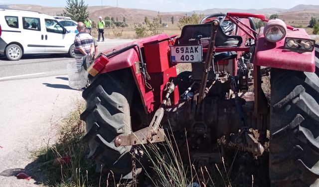 Bayburt'ta hafif ticari araç ile traktörün çarpıştığı kazada 1 kişi öldü